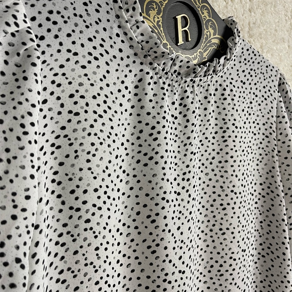 Beautiful black and white Blouse Flawless!